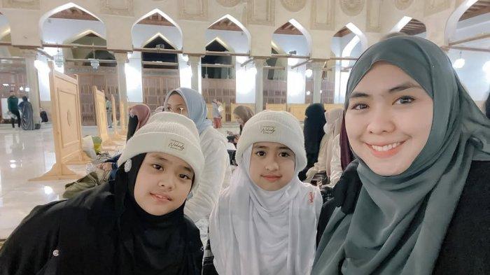 TARAWIH - Oki Setiana Dewi Tarawih Bersama Anak di Mesir, foto dicapture 1 Maret 2025.
