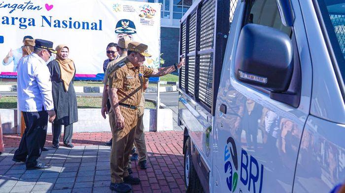 BRI SERAHKAN BANTUAN - Melalui program Tanggung Jawab Sosial dan Lingkungan (TJSL), BRI Kuningan secara resmi menyerahkan bantuan berupa 1 unit Mobil Pengangkut Sampah kepada Pemerintah Daerah Kabupaten Kuningan pada Senin (29/6/2026).