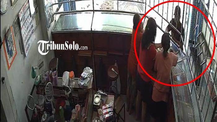 AKSI PENCURIAN - Tangkapan layar rekaman CCTV detik-detik pencurian di toko emas di jalan Kapten Piere Tendean Nusukan Solo pada Rabu (10/6/2026) lalu. Begini kronologi pencurian toko emas di Nusukan, Solo, Jawa Tengah, menurut kepolisian.