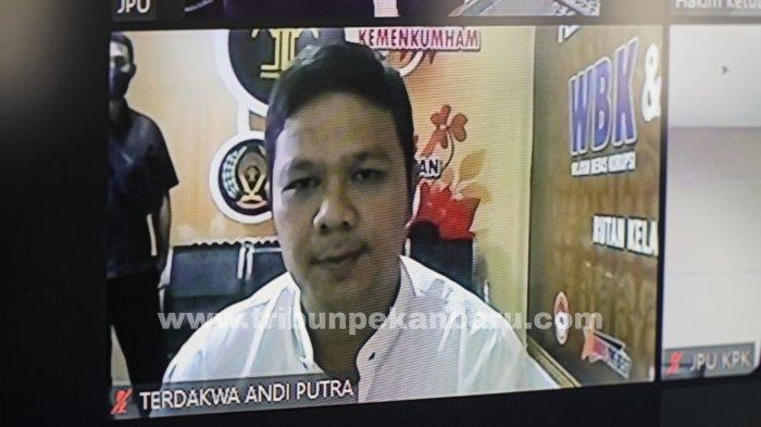 Bupati Kuansing nonaktif Andi Putra saat mengikuti sidang secara daring di Pengadilan Negeri Pekanbaru, Rabu (27/7/2022). Andi Putra, divonis 5 tahun dan 7 bulan kurungan penjara oleh majelis hakim Pengadilan Tipikor.