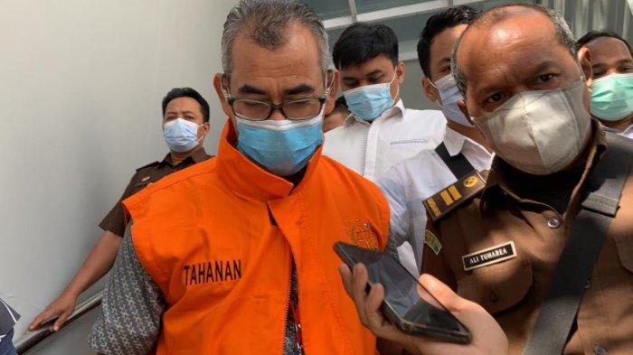 Mantan Bupati Kuantan Singingi, Mursini saat digiring ke mobil tahanan untuk menjalani penahanan di Rutan Sialang Bungkuk, Kamis (5/8/2021)
