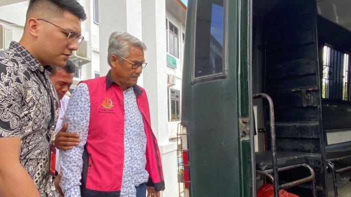 Eks Bupati Kuansing 2 periode, Sukarmis dituntut 13 tahun dan 6 bulan penjara oleh Jaksa Penuntut Umum (JPU).