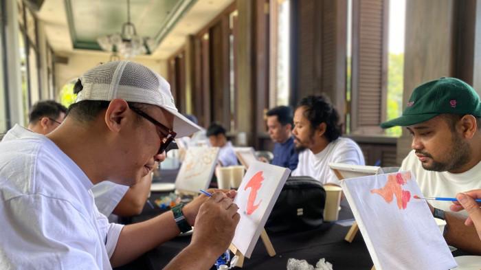 MELUKIS - Momen seru para ayah melukis di momen Libur Sekolah bersama keluarga besar di Teuan Cafe and Resto di Lembang, Bandung Barat.