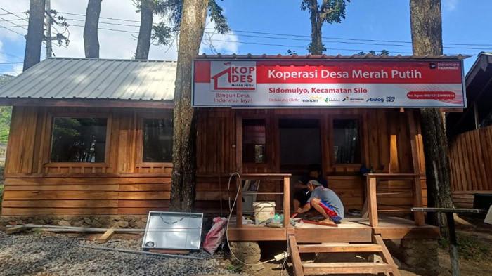 LEBIH SIAP - Gapura kafe dan resto milik Pemerintah Desa Sidomulyo Jember dalam perbaikan, Senin (21/7/2025). Kafe ini merupakan unit usaha Koperasi Desa Merah Putih di Desa Sidomulyo Jember.