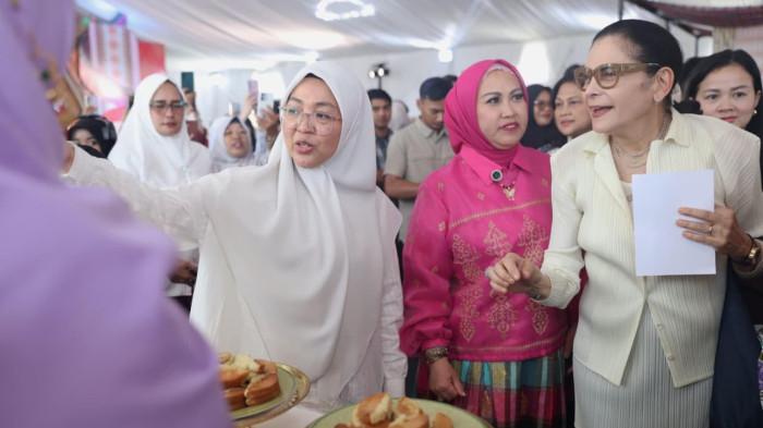 KENALKAN IDENTITAS BUDAYA -  Ketua Dekranasda Kota Makassar, Melinda Aksa (kiri), mendampingi Ketua Bidang Kerja Sama Luar Negeri Dekranas Katharine Grace Fadli Zon (kanan) meninjau stan kuliner dan produk UMKM pada pameran The Taste and Craft of Makassar dalam rangkaian IGS 2026 di kawasan Anjungan Pantai Losari, Makassar, Rabu (24/6/2026). Kegiatan ini menjadi ajang promosi budaya sekaligus membuka peluang pasar global bagi UMKM dan perajin lokal.