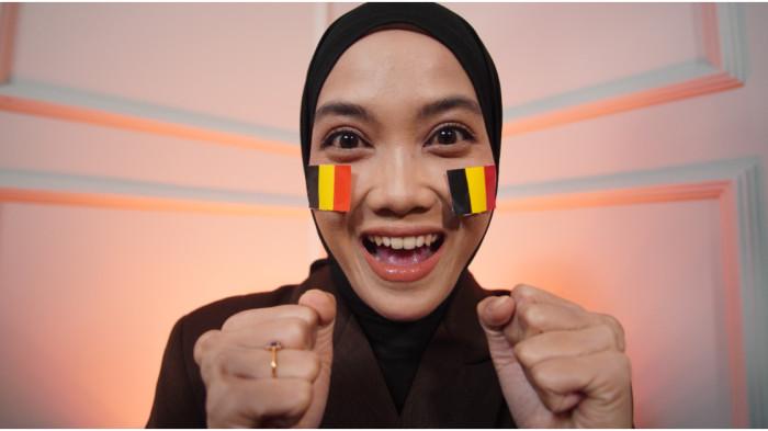 Wanita asal Karanganyar mengenakan stiker Belgia di wajah sebagai bentuk dukungan dalam Piala Dunia 2026, di Kota Solo, Jawa Tengah, Senin (15/6/2026).(Tribun-Video.com/Akmal Khoirul Habib)