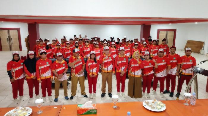 SIAP BERTANDING - Foto bersama puluhan atlet pelajar di Ruang Satu Hati Bangun Negeri (SHBN) Kantor Bupati Beltim, Senin (29/6/2026). Sebanyak 62 atlet terbaik dari empat cabang olahraga beregu resmi dilepas untuk mengharumkan nama Belitung Timur pada ajang Pekan Olahraga Pelajar Daerah (POPDA) 2026 tingkat Provinsi Bangka Belitung.