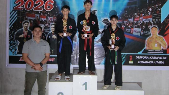 Para juara menerima medali pada ajang Lion Heart Series I Hapkido Championship 2026 di GOR Dispora Minahasa Utara, Airmadidi, Kabupaten Minahasa Utara, Minggu (28/6/2026).