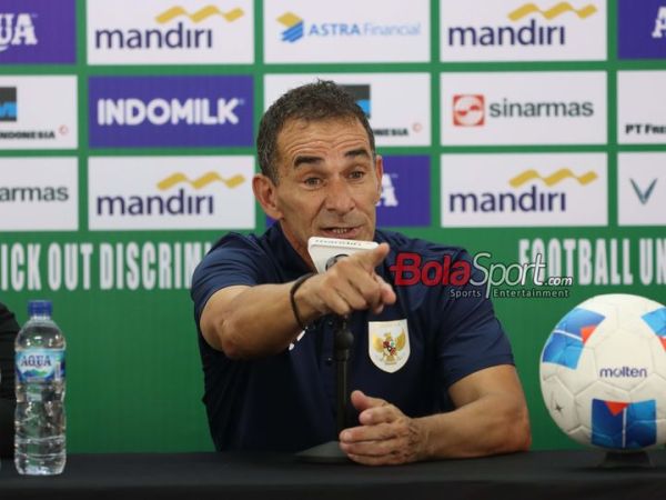 Pelatih Timnas U-23 Indonesia, Gerald Vanenburg, sedang memberikan keterangan kepada awak media di Stadion Gelora Delta, Sidoarjo, Jawa Timur, Rabu (3/9/2025).