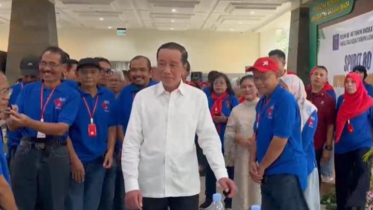 KABAR JOKOWI - Jokowi hadir di acara reuni 45 tahun angkatan 1980 Fakultas Kehutanan Universitas Gadjah Mada (UGM). Acara yang berlangsung pada Sabtu (26/7/2025) di Aula Integrated Forest Farming Learning Center, Sleman, DI Yogyakarta