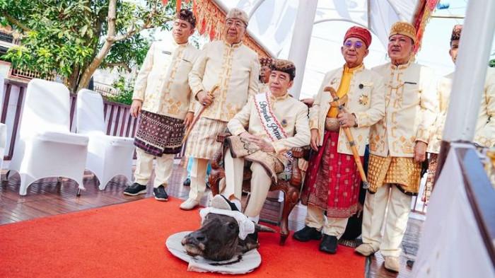 INJAK KEPALA KERBAU - Ritual menginjak kepala kerbau yang dijalankan oleh Joko Widodo (Jokowi) dalam prosesi penganugerahan gelar kehormatan adat di Kedaton Keagungan Lampung, Sabtu (27/6/2026). Belum ada penjelasan dari pihak penyelenggara mengenai makna prosesi tersebut.