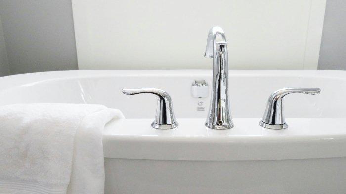 Cara mudah membersihkan bathtub kotor dan berkerak