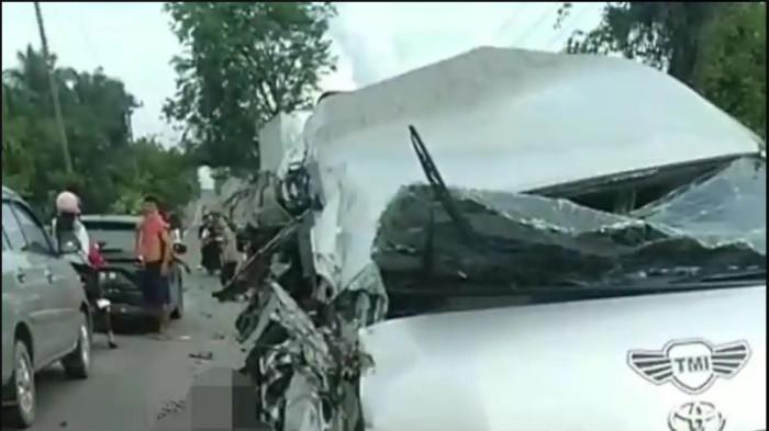 KECELAKAAN - Kondisi Toyota Hiace yang ringsek pada bagian kanan usai terlibat kecelakaan dengan truk di Jalan Lintas Palembang–Jambi Km 95, Desa Seratus Lapan, Kecamatan Babat Supat, Kabupaten Muba, Minggu (28/6/2026). Insiden ini menewaskan empat penumpang dan menyebabkan enam lainnya mengalami luka-luka.