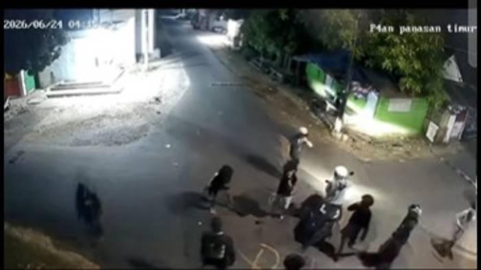 PENGEROYOKAN - Tangkap layar rekaman CCTV pengeroyokan maut di Nganjuk, Jawa Timur. Menewaskan 1 orang.
