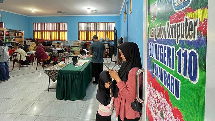 Suasana pendaftaran SPMB tahun 2026 di SDN 110 Pekanbaru.