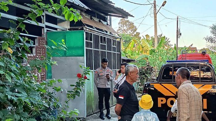 DUGAAN PENYEKAPAN - Anggota Polres Tasikmalaya Kota mendatangi TKP yang dijadikan lokasi dugaan penyekapan wanita asal Tasikmalaya, tepatnya di perumahan Kota Baru, Cibeureum, Kota Tasikmalaya, Senin (29/6/2026).