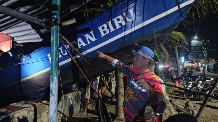 PERAHU TERDAMPAR - Sebuah perahu cadik atau katir nelayan bernama Lautan Biru ditemukan terdampar tanpa awak di kawasan Pantai Timur Pangandaran, tepatnya di depan Pasar Ikan, Senin (29/6/2026) malam. (Foto: Istimewa/Tim SAR Barakuda Pangandaran)