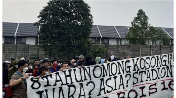PROTES FANS - Sejumlah suporter Jakmania mendatangi sesi latihan Persija Jakarta di Lapangan Gang Rotan, Sawangan, Kamis (14/5) sore. Kedatangan mereka menjadi bentuk kekecewaan terhadap performa tim yang dinilai terus menurun dalam beberapa musim terakhir.