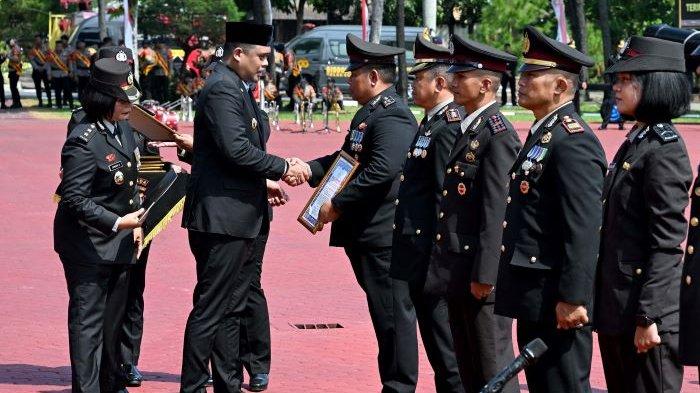 Gubernur Sumut, Bobby Nasution menghadiri Upacara dan Syukuran Peringatan Hari Bhayangkara ke 79 yang diselenggarakan di Lapangan KS Tubun, Mapolda Sumut, Jalan Sisingamangaraja, Medan, Selasa (1/7/2025).