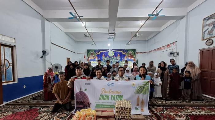 Foto bersama anak-anak yatim, pengurus yayasan, dan tim YBM PLN ULP Kuala Pembuang usai kegiatan Santunan Anak Yatim bertema 