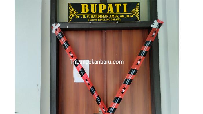 DISEGEL - Garis segel KPK membentang di ruang kerja Bupati Kuansing Suhardiman Amby terpasang Selasa (30/9/2026)