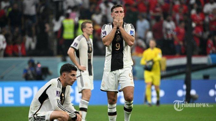Para pemain Jerman berdiri di atas lapangan pada akhir pertandingan sepak bola Grup E Piala Dunia 2022 Qatar antara Kosta Rika dan Jerman di Stadion Al-Bayt di Al Khor, utara Doha pada 1 Desember 2022. Pelatih Timnas Jerman, Hansi Flick dituding pilih kasih selama meramu skuadnya di Piala Dunia 2022.