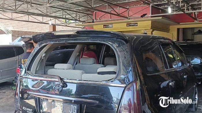 RUSAK - Sebuah bengkel spesialis kaki-kaki mobil, OJ Shock, di Jalan Semarang–Solo, Kecamatan Teras, menjadi sasaran pelemparan batu. Konvoi ratusan pendekar salah satu perguruan silat di Kabupaten Boyolali, Jawa Tengah pada Senin (29/6/2026) dini hari berakhir ricuh.