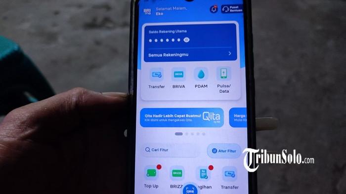 UMKM DESA - Eko menunjukkan aplikasi BRImo di ponselnya. Dari usaha es campur ditopang layanan BRI, Ari dan suami bisa antarkan anak bekerja di kapal pesiar.