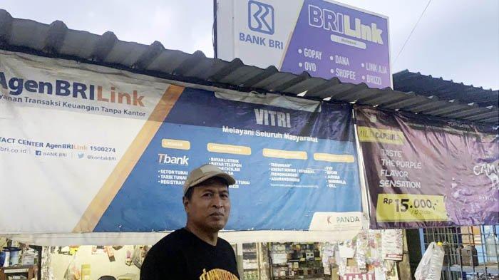 Adi Kristiadi, di depan toko kelontong dan agen BRILink miliknya di Klodran, Colomadu, Karanganyar. Adi bisa membangun indekos dari untung membuka BRILink.