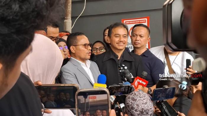 Roy Suryo didampingi para kuasa hukumnya usai praperadilan di Pengadilan Negeri Jakarta Selatan, Senin (29/6/2026).