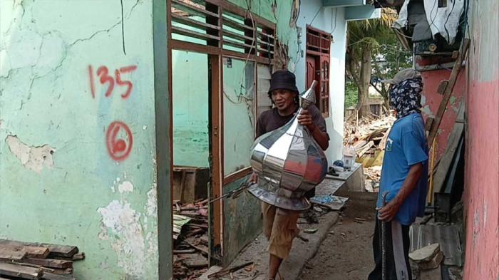 Proses pembongkaran rumah warga RW 03 Kelurahan Cawang