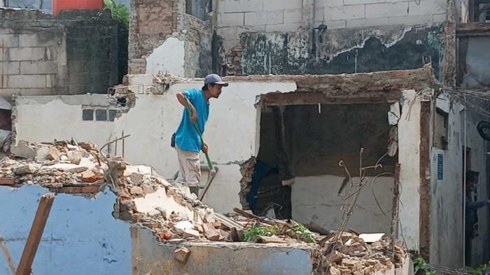 PEMBONGKARAN RUMAH TEPI KALI CILIWUNG