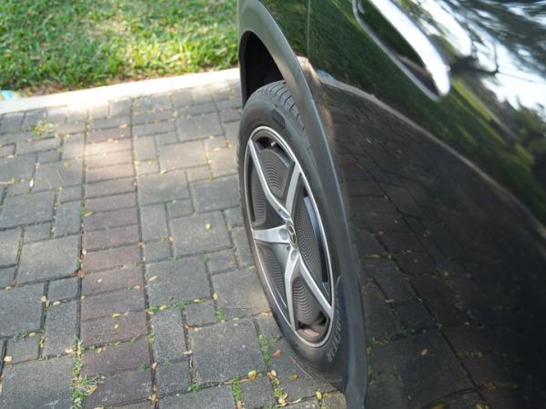 Rear wheel axle Mercedes-Benz EQE 350 SUV dengan sudut belok 10 derajat