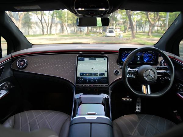 Interior premium Mercedes-Benz EQE 350 SUV yang senyap