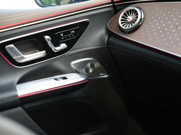 Sistem audio premium sound Mercedes-Benz EQE 350 SUV dari Burmeister dengan Dolby Atmos