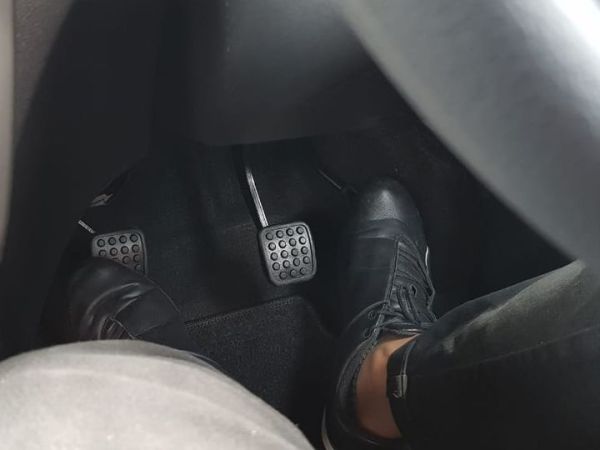 Ilustrasi injak pedal gas