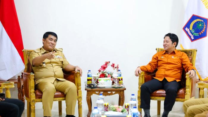 TEGASKAN - Gubernur Sulawesi Utara Yulius Selvanus Komaling (YSK) menegaskan pentingnya data yang akurat sebagai dasar dalam merumuskan kebijakan pembangunan daerah.
