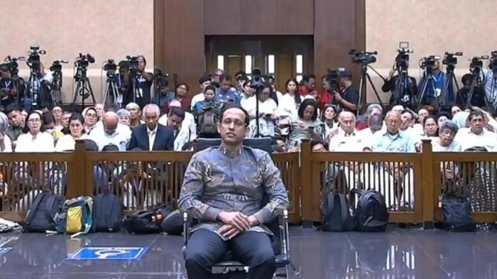 TERDAKWA NADIEM - Begini respons Nadiem Makarin saat majelis hakim membacakan vonis atau putusan dalam kasus korupsi Chromebook di sidang vonis, Pengadilan Negeri Jakarta Pusat, pada Selasa (30/6/2026).