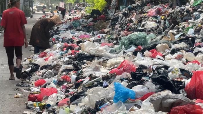 Akses jalan di Gang Swadaya, Cakung Barat tertutup tumpukan sampah, Cakung, Jakarta Timur, Selasa (30/6/2026)