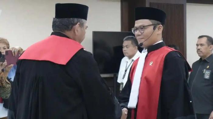 DISSENTING OPINION - Andi Saputra saat pengambilan sumpah jabatan dan pelantikan Hakim Ad Hoc Tipikor PN Jakpus pada 30 April 2025 lalu. Rekam jejak Andi Saputra, satu-satunya hakim yang beri dissenting opinion dalam vonis Nadiem Makarim.