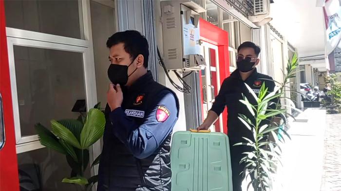 PENGGELEDAHAN - Dua personel Kejaksaan Negeri Tulungagung membaw kotak plastik sebelum menggeledah Kantor Dinas Kebudayaan dan Pariwisata Kabupaten Tulungagung, Jawa Timur, Selasa (30/6/2026). Satu tim lain menggeledah kantor Badan Pengelola Keuangan dan Aset Daerah (BPKAD).