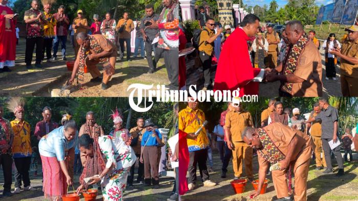 BATU PERTAMA - Gubernur Papua Barat Daya Elisa Kambu melakukan peletakan batu pertama pembangunan menara lonceng Gereja Santo Paulus Klamalu, Kabupaten Sorong, Senin (29/6/2026).