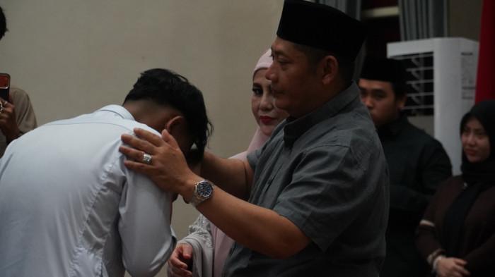 Bupati HST, Samsul Rizal saat menyantuni ratusan anak yatim. 01
