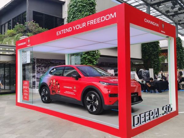 Changan Deepal S05 dengan wrap warna timnas Portugal di One Satrio.