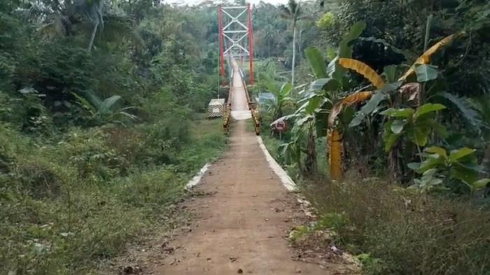 JEMBATAN - Ujung jembatan Sukamenak menuju pemukiman warga Purbaratu, Kota Tasikmalaya yang belum ada akses layak. Saat ini PUTR sudah menyiapkan anggaran untuk membangun jalan sepanjang 400 meter menuju pemukiman warga.