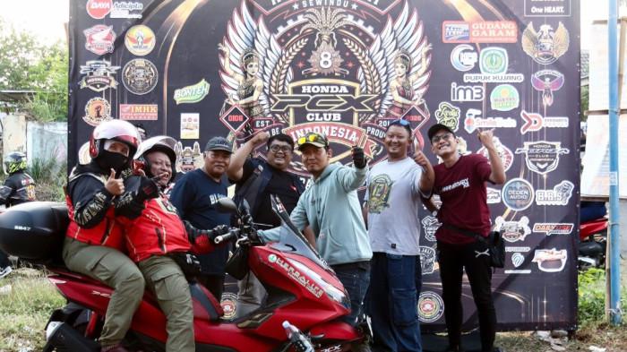 Semangat persaudaraan bergelora dari ratusan bikers yang berkumpul di Kedai Bule, Tamelang, Karawang, saat keluarga besar Honda PCX Club Indonesia (HPCI) Karawang Chapter merayakan hari jadinya yang ke-8.HPCI KARAWANG - Mengusung tema 