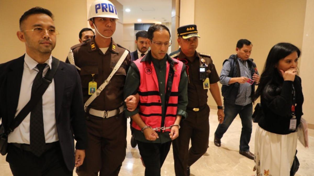 Majelis hakim menjatuhkan vonis pidana penjara selama 10 tahun kepada Nadiem Makarim.