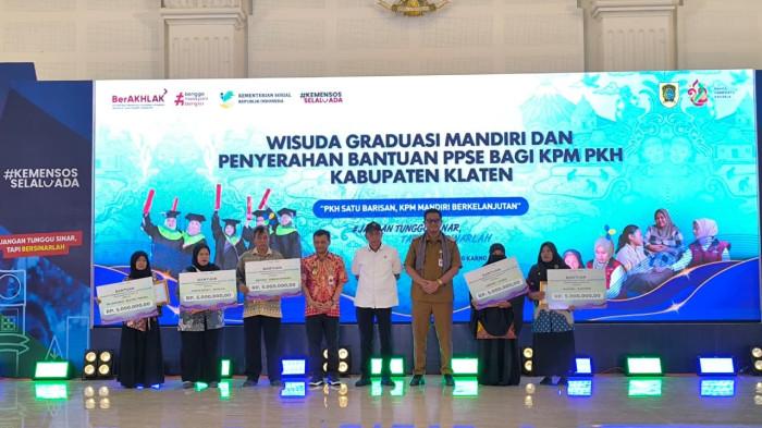 Wisuda graduasi dari program keluarga harapan (PKH), di Grha Bung Karno, Kabupaten Klaten, Selasa (30/6/2026).