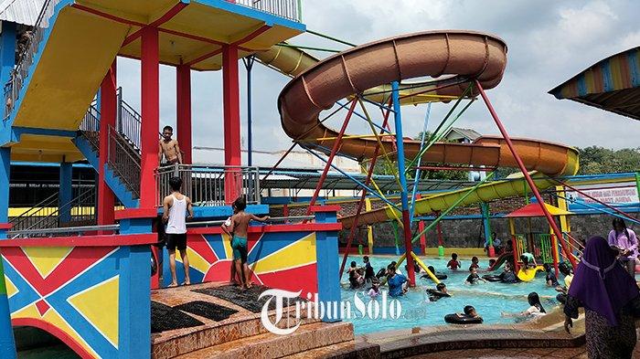 Kondisi Waterboom Restu Wijaya di Boyolali dengan wahana seluruncuran dipadati pengunjung, Minggu (8/5/2022).