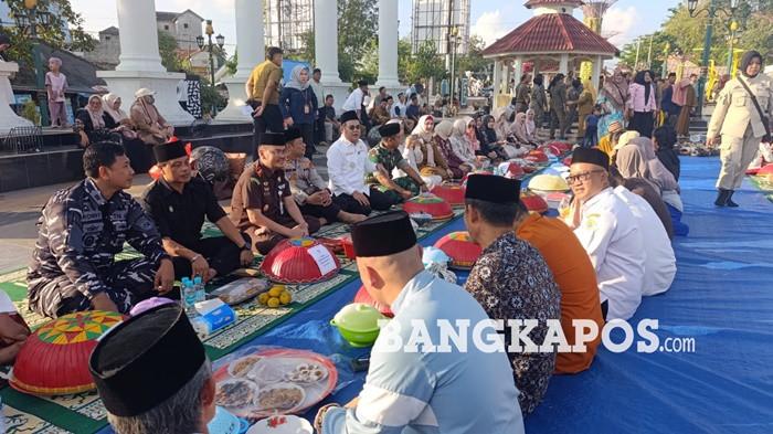 NGANGGUNG -- Sejumlah masyarakat ketika nganggung bersama di Himpang Lima Habang bersama jajaran Forkopimda, Selasa (30/6/2026). pelaksanaan nganggung tahun ini terlaksana berkat gotong royong seluruh pihak, mulai dari Forkopimda, ASN hingga masyarakat.